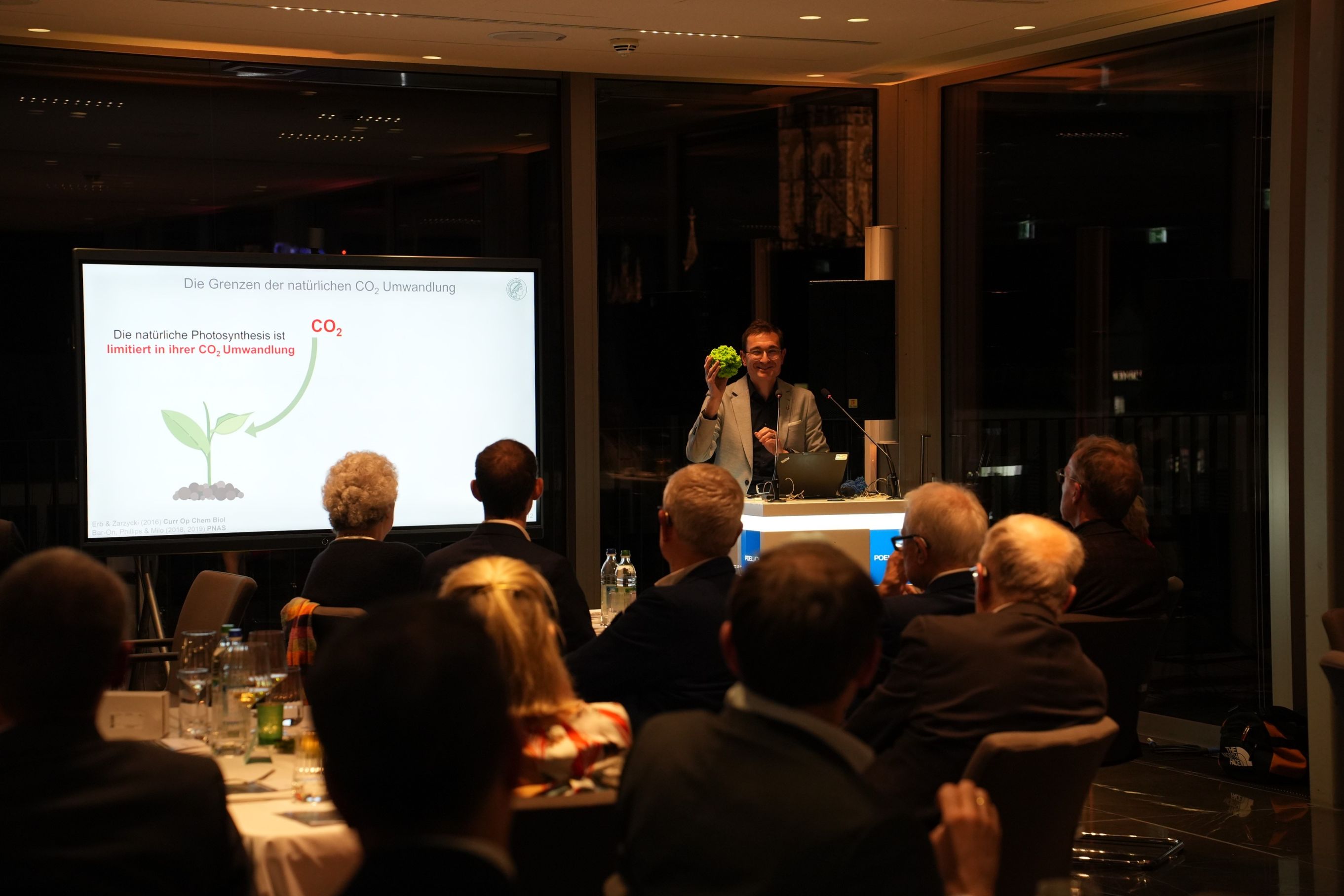 Prof. Dr. Tobias Erb hält eine Rede über seine Forschung