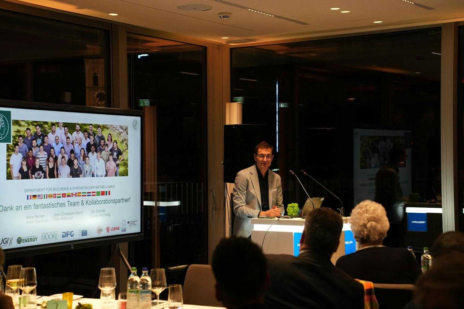 Prof. Dr. Tobias Erb hält eine Rede über seine Forschung Prof. Dr. Tobias Erb hält eine Rede über seine Forschung