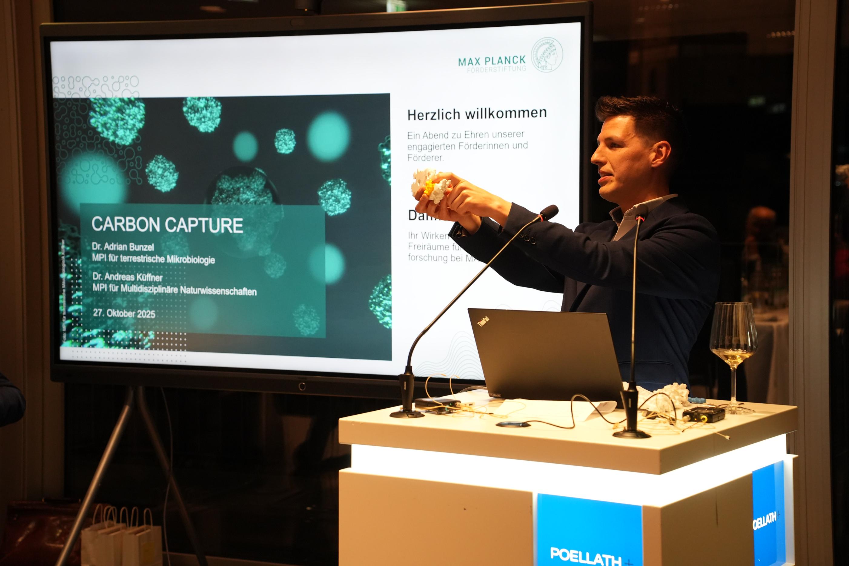 Dr. Adrian Bunzel hält einen Vortrag über seine Forschung