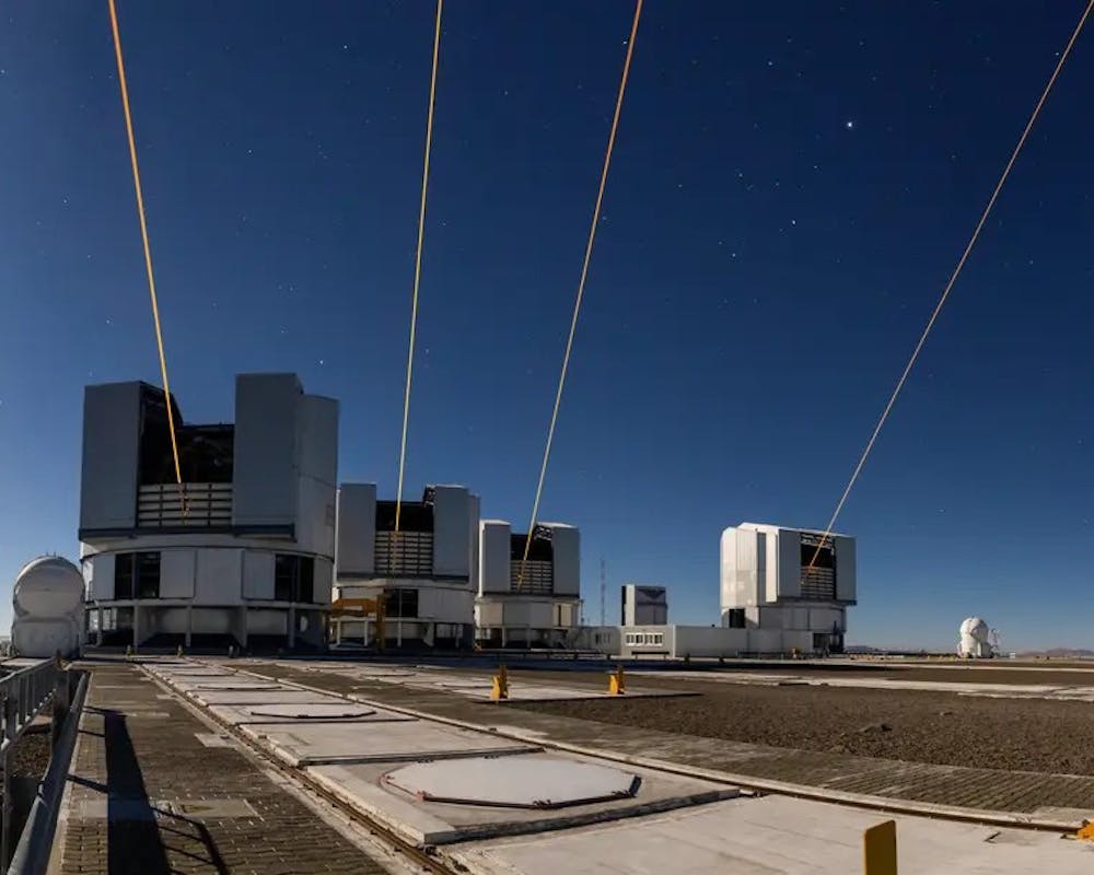 Dieses Foto zeigt vier Laser am Paranal-Observatorium der Europäischen Südsternwarte (ESO), die jeweils von einem der vier 8-Meter-Teleskope vor Ort aus gestartet werden. | ©ESO/A. Berdeu Dieses Foto zeigt vier Laser am Paranal-Observatorium der Europäischen Südsternwarte (ESO), die jeweils von einem der vier 8-Meter-Teleskope vor Ort aus gestartet werden.