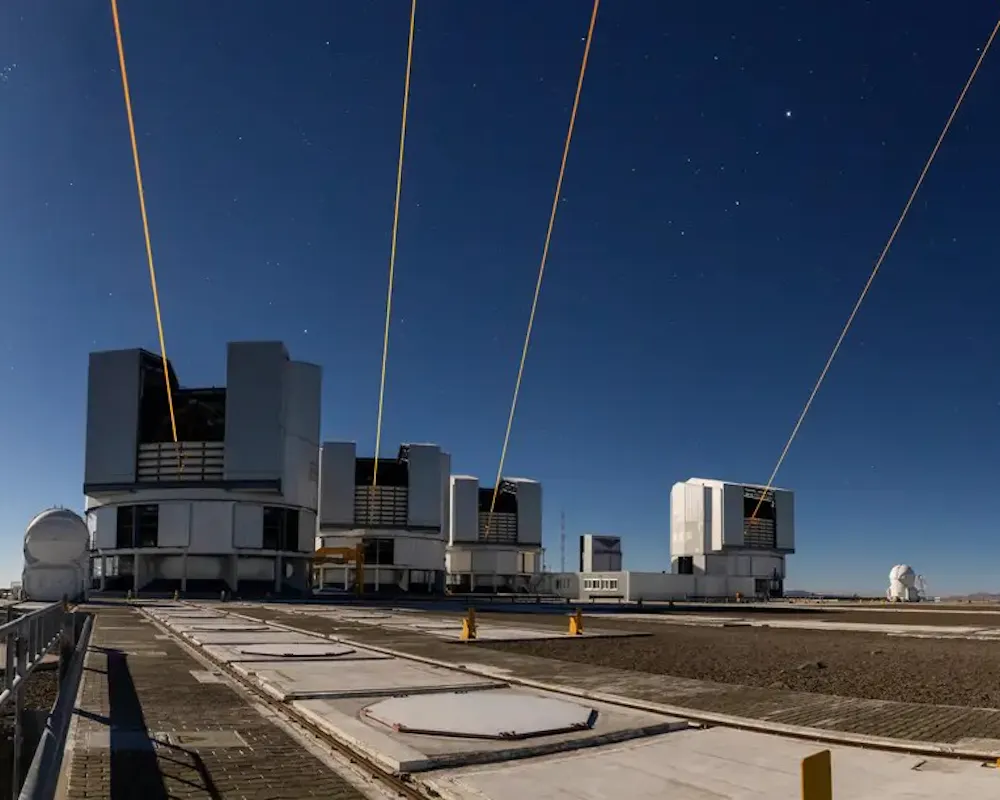Dieses Foto zeigt vier Laser am Paranal-Observatorium der Europäischen Südsternwarte (ESO), die jeweils von einem der vier 8-Meter-Teleskope vor Ort aus gestartet werden. | ©ESO/A. Berdeu Dieses Foto zeigt vier Laser am Paranal-Observatorium der Europäischen Südsternwarte (ESO), die jeweils von einem der vier 8-Meter-Teleskope vor Ort aus gestartet werden.