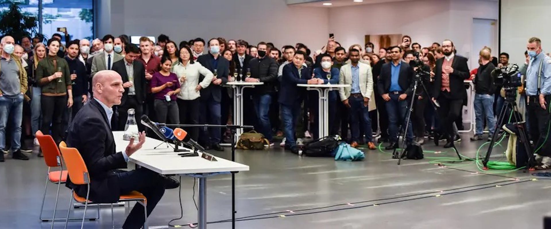 Benjamin List im Fokus der Presse | ©MPI für Kohlenforschung/Frank Vinken Benjamin List im Fokus der Presse