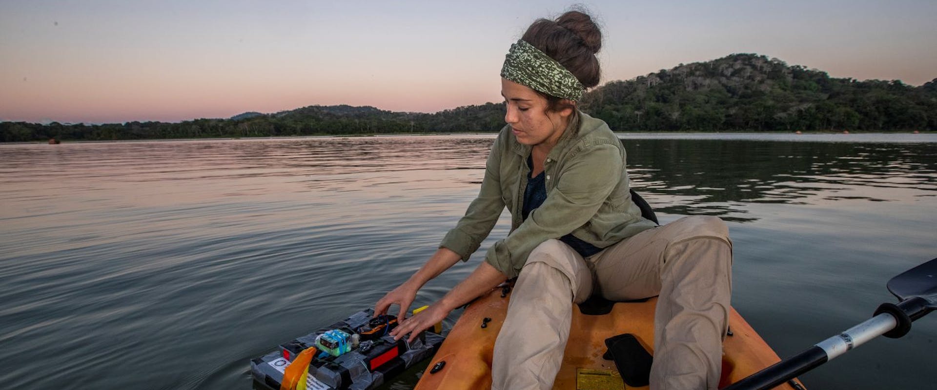 Am Ufer des Gatúnsees in Panama richtet Jenna Kohles, Postdoc am MPI für Verhaltensbiologie, eine Tonaufnahme ein. | ©MPI für Verhaltensbiologie Am Ufer des Gatúnsees in Panama richtet Jenna Kohles, Postdoc am MPI für Verhaltensbiologie, eine Tonaufnahme ein.