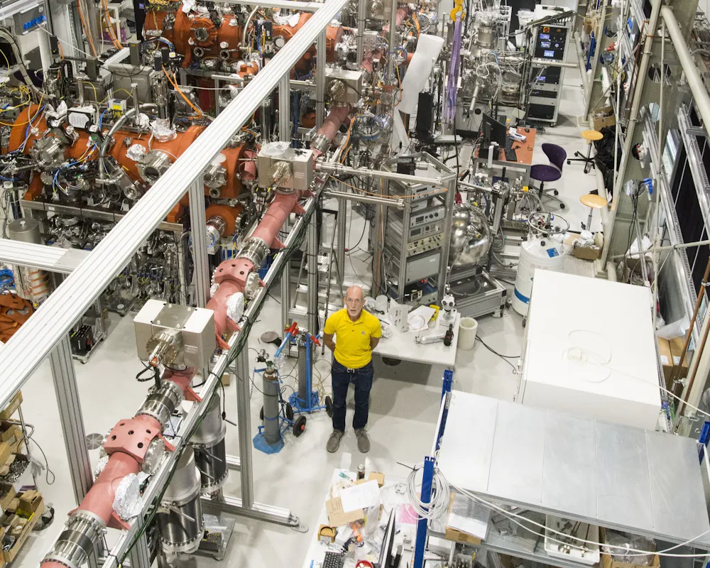 Bundeskanzler Friedrich Merz besuchte das Max-Planck-Institut für Mikrostrukturphysik in Halle. | ©MPI für Mikrostrukturphysik / Sebastian Willnow Stuart Parkin, Geschäftsführender Direktor des Max-Planck-Instituts für Mikrostrukturphysik