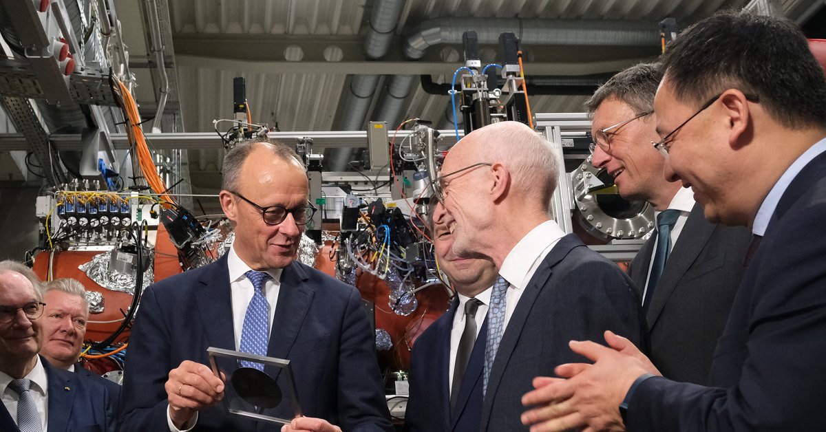 Bundeskanzler Friedrich Merz besuchte das Max-Planck-Institut für Mikrostrukturphysik in Halle.