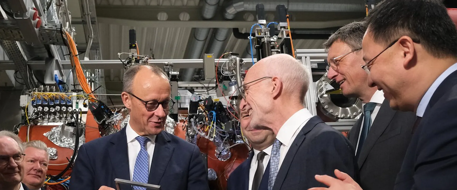 Bundeskanzler Friedrich Merz besuchte das Max-Planck-Institut für Mikrostrukturphysik in Halle. | ©MPI für Mikrostrukturphysik / Sebastian Willnow Bundeskanzler Friedrich Merz besuchte das Max-Planck-Institut für Mikrostrukturphysik in Halle.