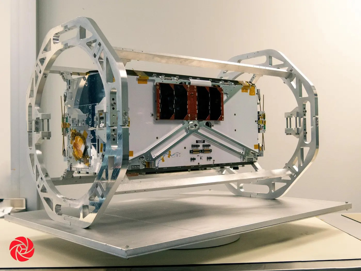 Satellit mit verstauten Solarpanelen und den eingeklappten Icarus-Antennen an der Seite.