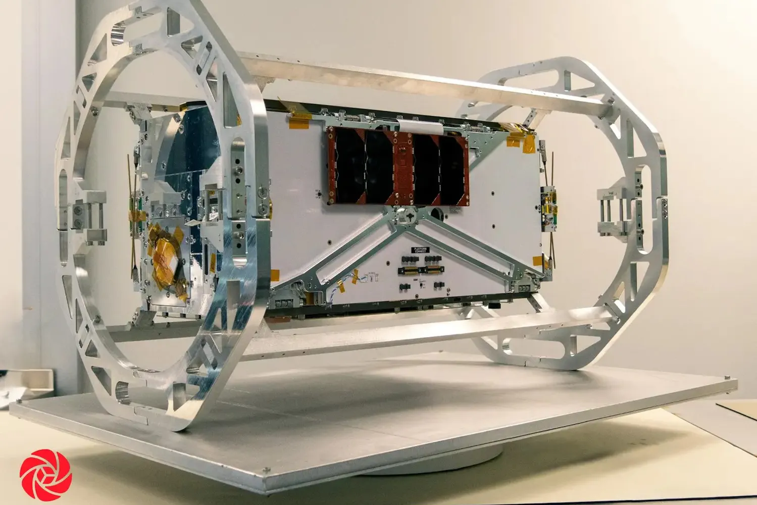 Satellit mit verstauten Solarpanelen und den eingeklappten Icarus-Antennen an der Seite. | ©MPG / OroraTech Satellit mit verstauten Solarpanelen und den eingeklappten Icarus-Antennen an der Seite.