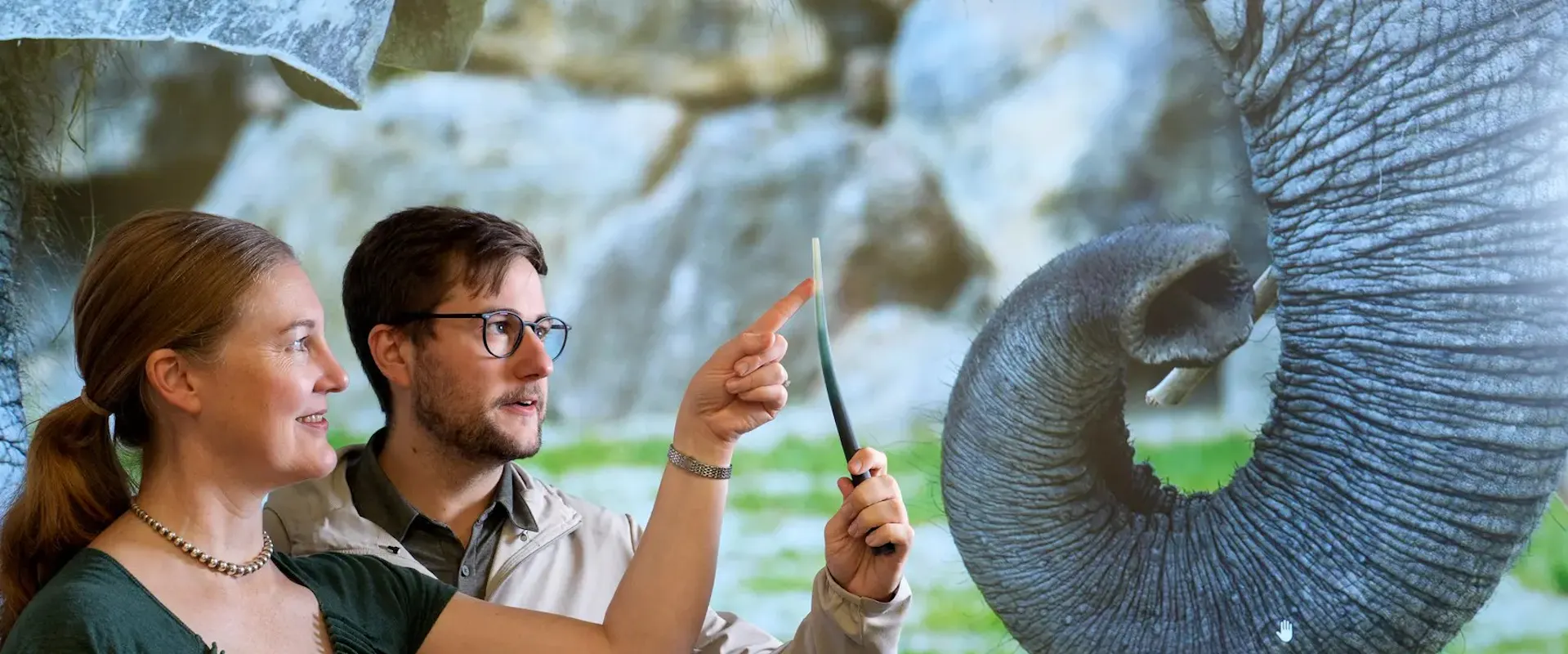 Katherine J. Kuchenbecker, Direktorin d. Abt. Haptische Intelligenz am MPI für Intelligente Systeme, und Erstautor Andrew K. Schulz (Alexander-von-Humboldt-Stipendiat) | ©MPI für intelligente Systeme/Wolfram Scheible Katherine J. Kuchenbecker, Direktorin d. Abt. Haptische Intelligenz am MPI für Intelligente Systeme, und Erstautor Andrew K. Schulz (Alexander-von-Humboldt-Stipendiat)