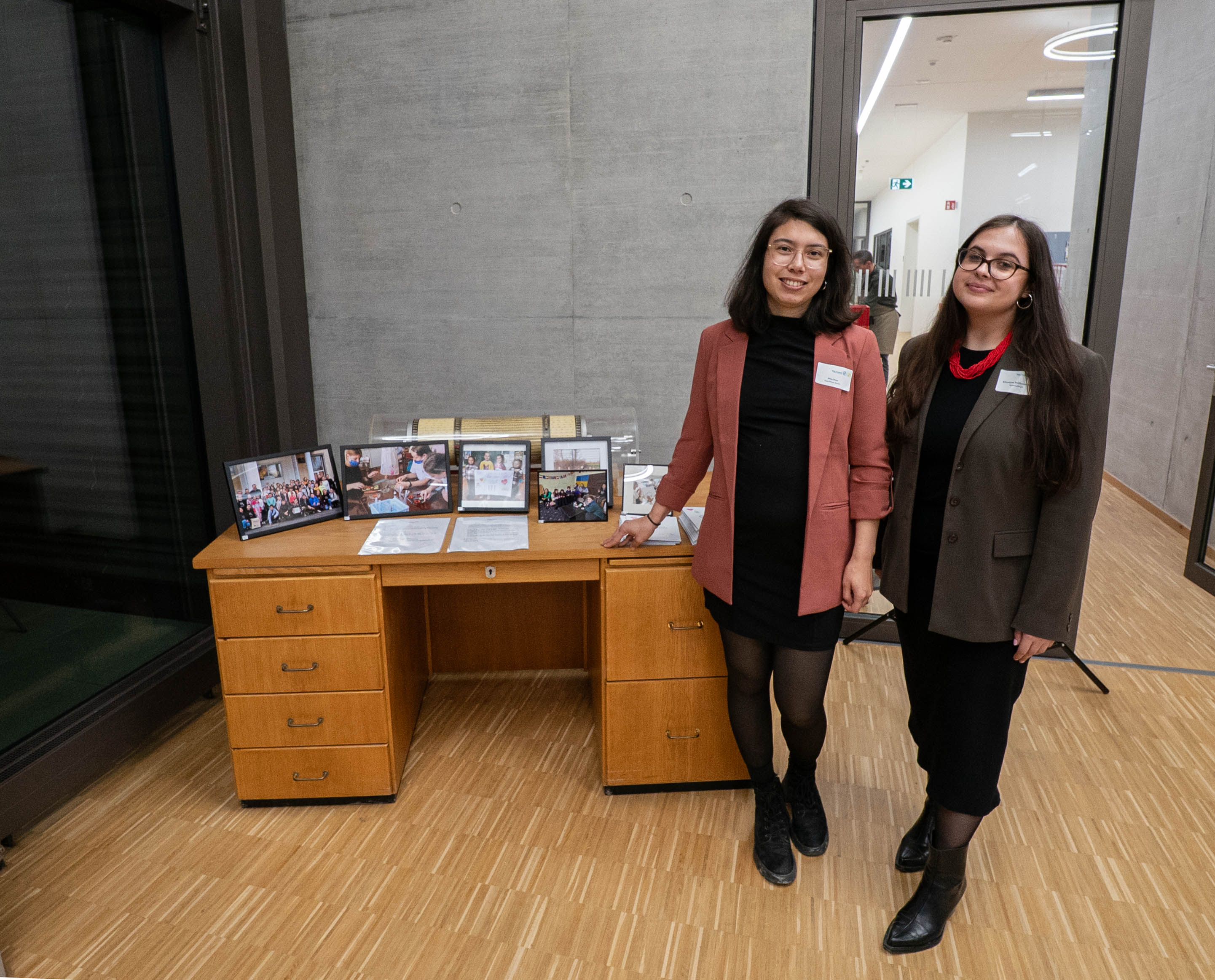 Nina Beier und Khrystyna Mekhonoshyna am Info-Stand Science4People, der Stiftung, die von Ferenc Krausz gegründet wurde