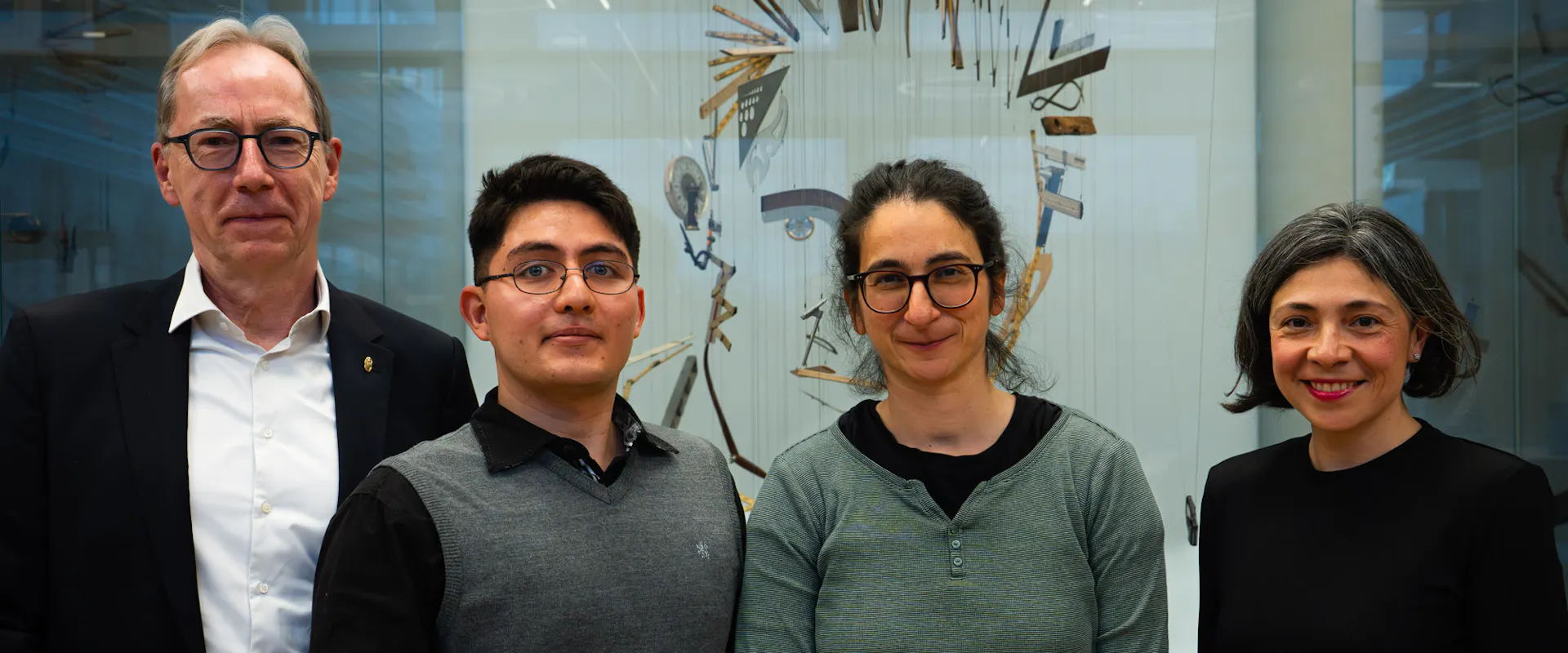 v.l.n.r. Stifter Dr. Wolfgang Hanrieder, Stipendiat Akbar Díaz Rodarte, Lise-Meitner-Gruppenleiterin Dr. Babette Döbrich, Dr. Diana López-Falcón, Betreuerin der Hanrieder Research Fellowship. | ©MPF/Anna Dimperl v.l.n.r. Stifter Dr. Wolfgang Hanrieder, Stipendiat Akbar Díaz Rodarte, Lise-Meitner-Gruppenleiterin Dr. Babette Döbrich, Dr. Diana López-Falcón, Betreuerin der Hanrieder Research Fellowship.