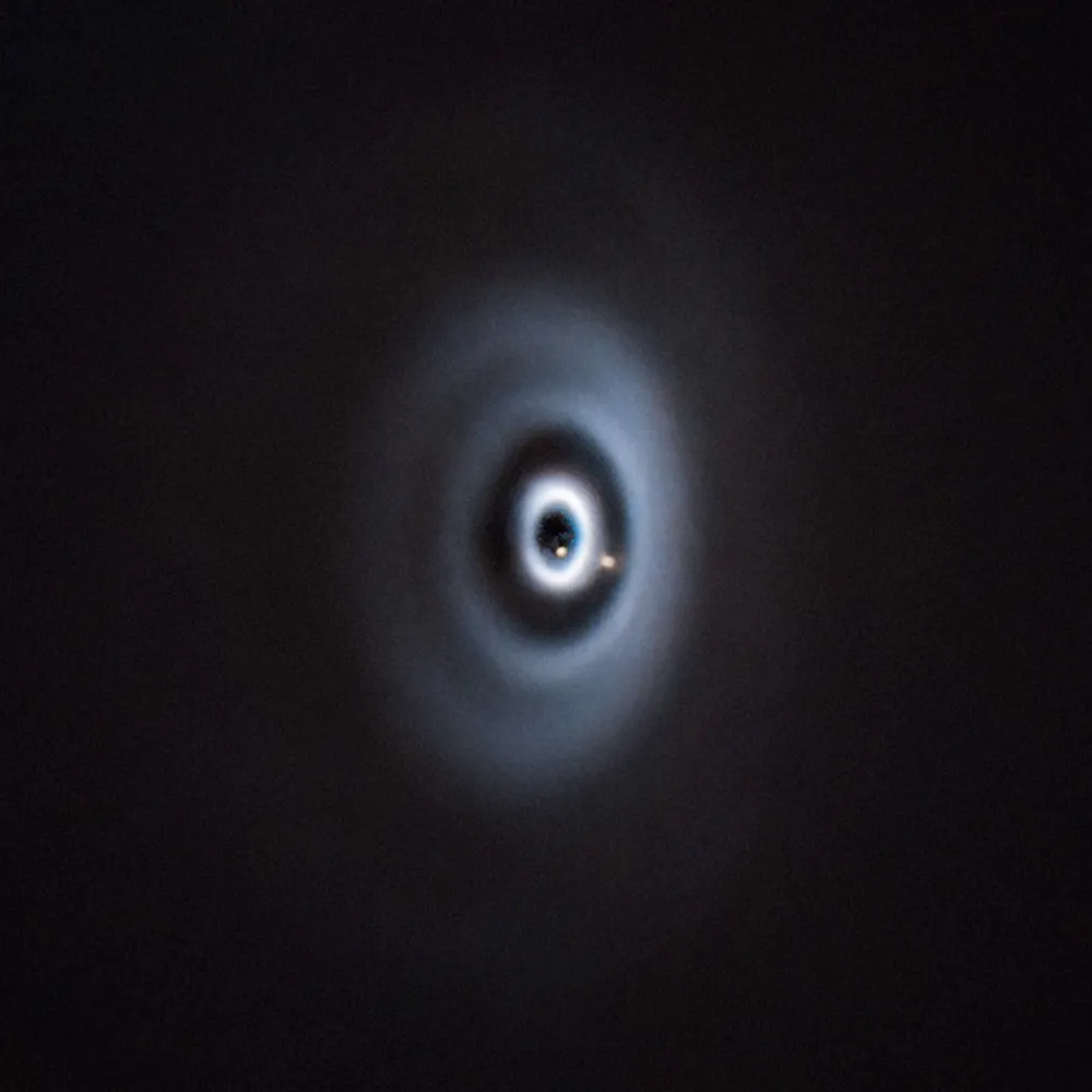Dieses Bild zeigt zwei Planeten, die um den jungen Stern WISPIT 2 entstehen. | ©ESO/C. Lawlor, R. F. van Capelleveen et al. Dieses Bild zeigt zwei Planeten, die um den jungen Stern WISPIT 2 entstehen.