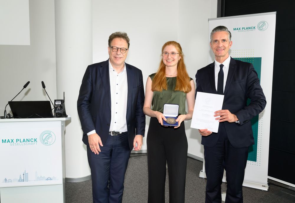 Meike Hettwer bei der Übergabe der Otto-Hahn-Medaille 2026 mit Christian Doeller, Vizepräs. der MPG und Direktor am MPI für Kognitions- und Neurowissenschaften.