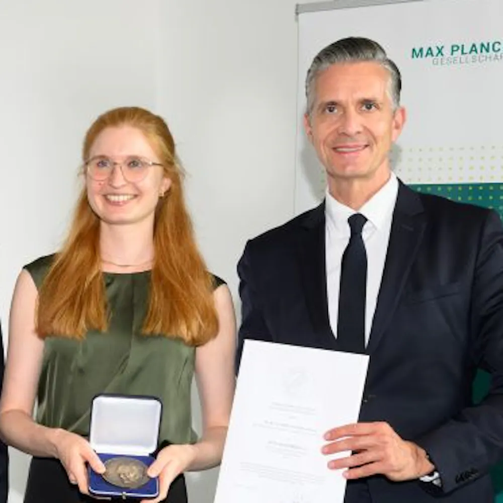 Meike Hettwer bei der Übergabe der Otto-Hahn-Medaille 2026 mit Christian Doeller, Vizepräs. der MPG und Direktor am MPI für Kognitions- und Neurowissenschaften. | ©MPG/David Ausserhofer Meike Hettwer bei der Übergabe der Otto-Hahn-Medaille 2026 mit Christian Doeller, Vizepräs. der MPG und Direktor am MPI für Kognitions- und Neurowissenschaften.