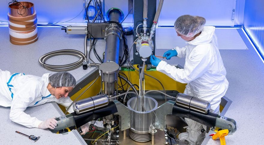 Letzte Arbeiten am Kryostaten, der Kältemaschine, die das Experiment annähernd auf den absoluten Nullpunkt (-273 Grad Celsius) herunterkühlt. 