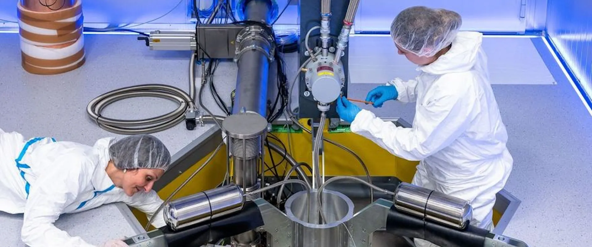 Letzte Arbeiten am Kryostaten, der Kältemaschine, die das Experiment annähernd auf den absoluten Nullpunkt (-273 Grad Celsius) herunterkühlt. | ©MPP/Astrid Eckert Letzte Arbeiten am Kryostaten, der Kältemaschine, die das Experiment annähernd auf den absoluten Nullpunkt (-273 Grad Celsius) herunterkühlt.
