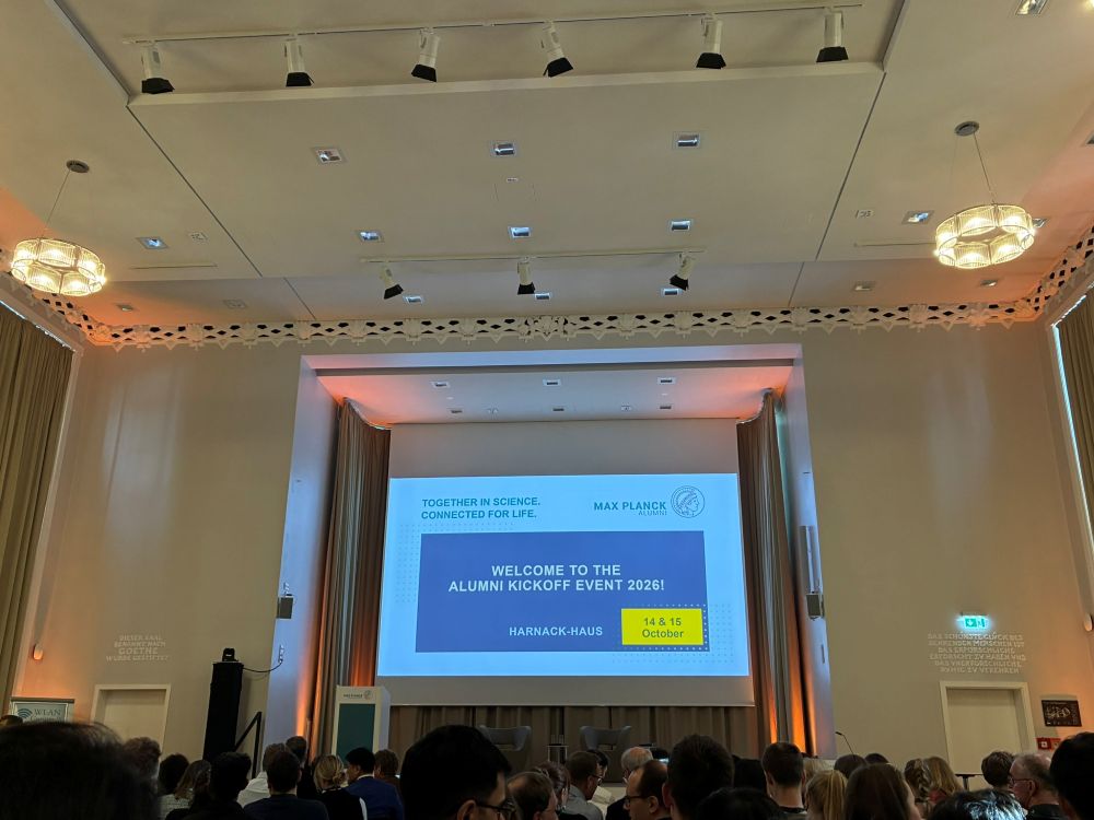 Foto der Bühne beim Kick-Off des Alumni-Events