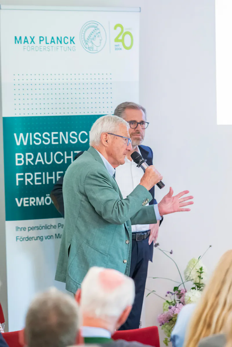 Gastgeber Dirk Ippen beim wissenschaftlichen Vortrag von Reinhard Genzel auf dem Bergerhof | ©MPF/Axel Griesch Gastgeber Dirk Ippen beim wissenschaftlichen Vortrag von Reinhard Genzel auf dem Bergerhof