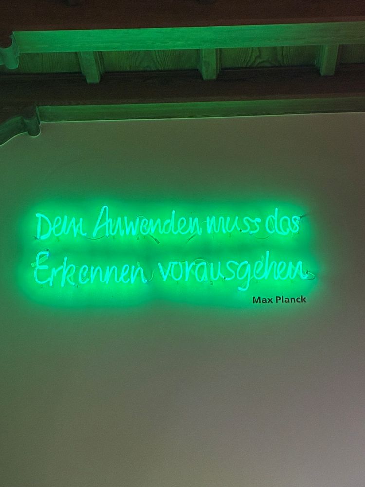 Neonschrift "Dem Anwenden muss das Erkennen vorrausgehen", Zitat von Max Planck