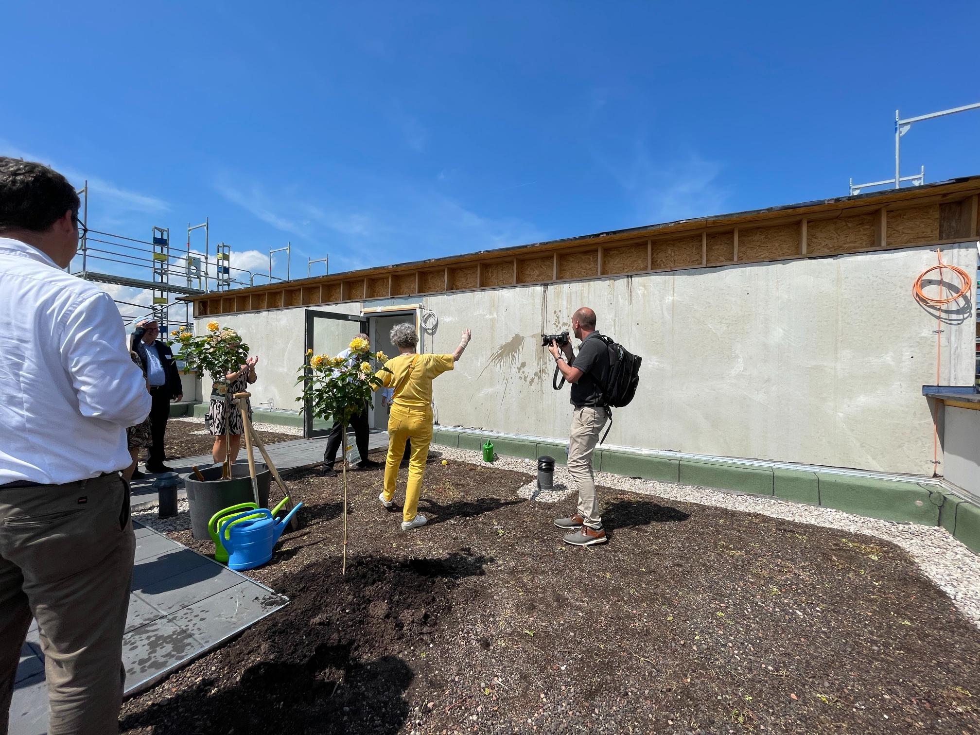 Uta Neuhaus auf der Dachterrasse des NeuHaus bei einer ungewöhnlichen Art von Gebäude-Taufe