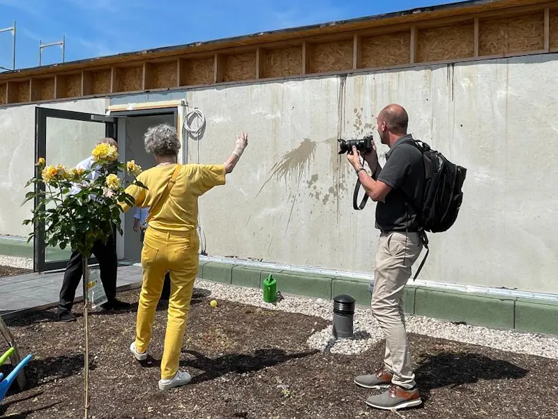 Uta Neuhaus auf der Dachterrasse des NeuHaus bei einer ungewöhnlichen Art von Gebäude-Taufe | ©MPF Uta Neuhaus auf der Dachterrasse des NeuHaus bei einer ungewöhnlichen Art von Gebäude-Taufe