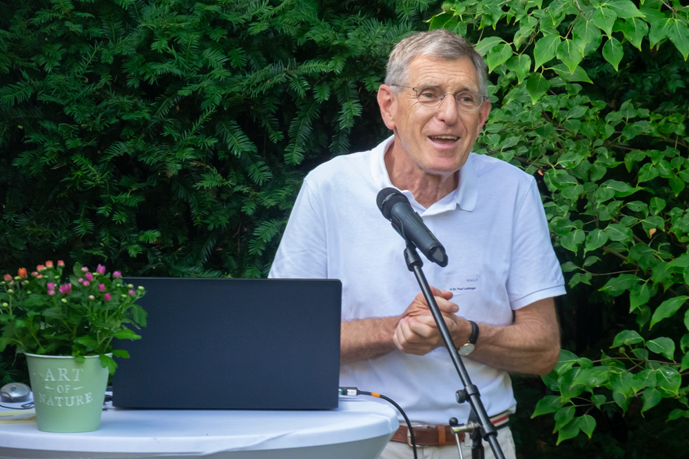 Geschäftsführer des Max-Planck-Förderstiftung­ Start-up Accelerator, Dr. Paul Lerbinger, eröffnet den MAX.P-Wissenschaftssalon.