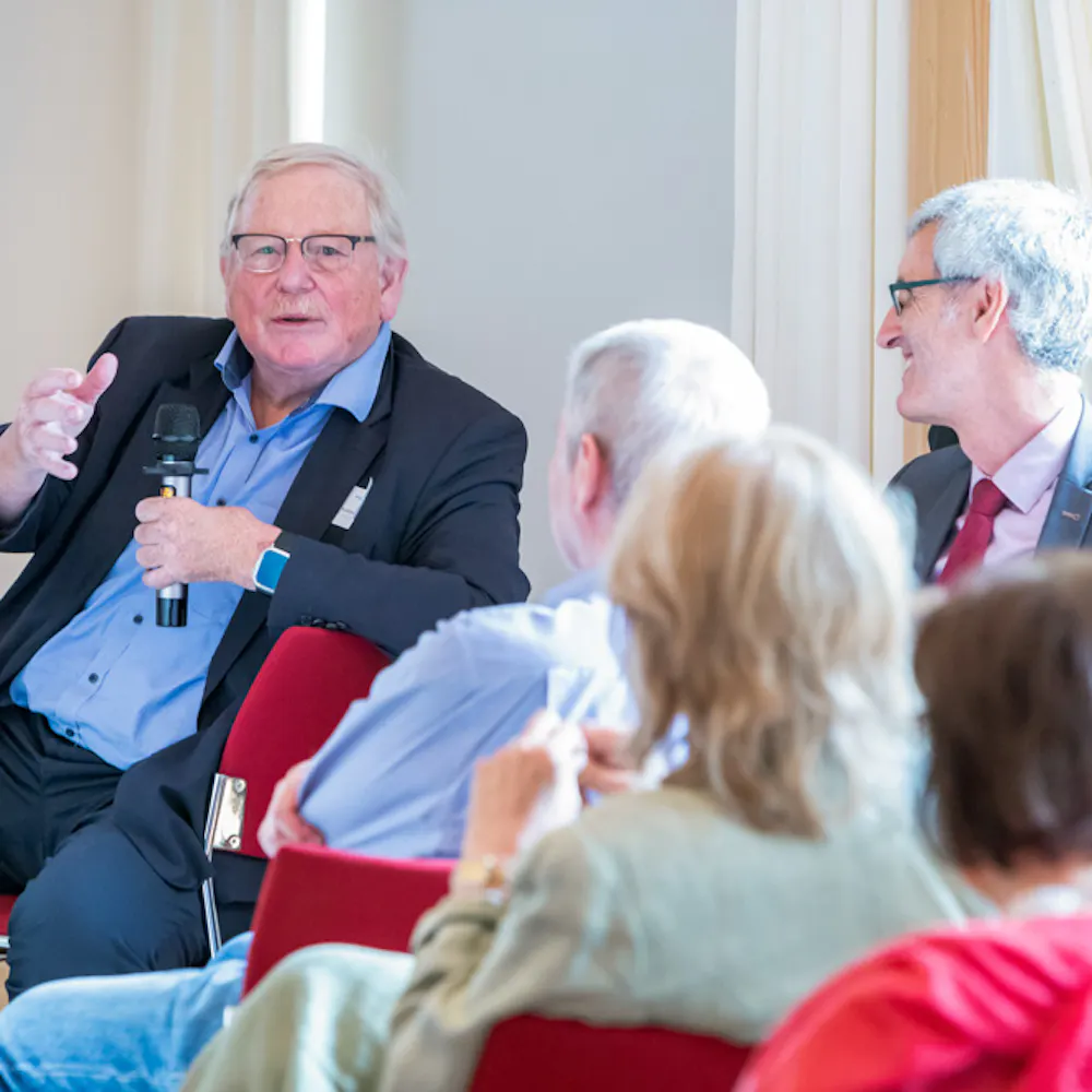 Reinhard Genzel und Frank Eisenhauer auf dem Bergerhof | ©MPF/Axel Griesch Reinhard Genzel und Frank Eisenhauer auf dem Bergerhof