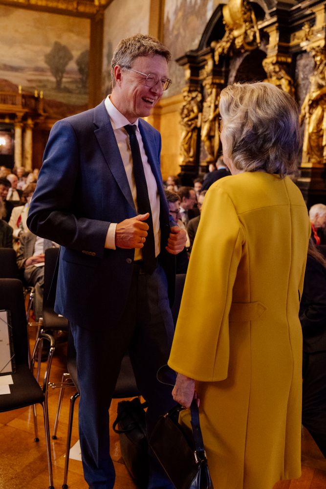 Max-Planck-Präsident Patrick Cramer im Gespräch mit Kuratorin Ulrike v. Sobbe