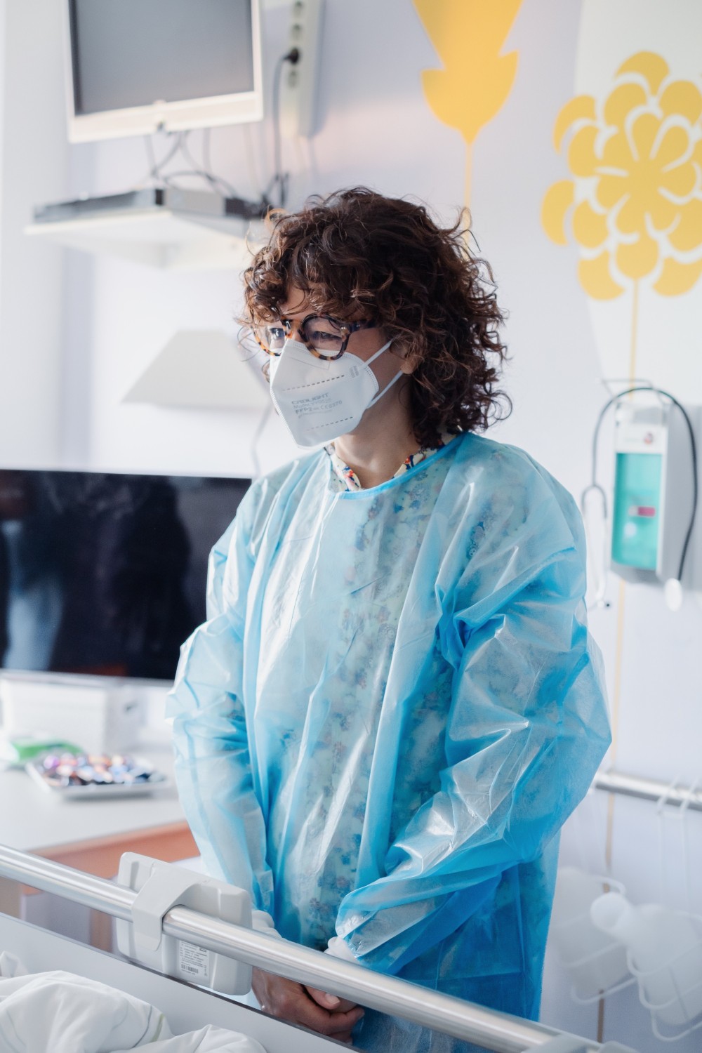 Prof. Emmanuelle Charpentier am Krankenbett von Mohammad.