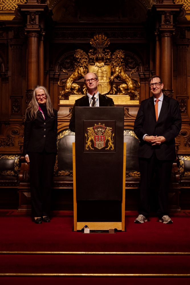 Senatsempfang durch Institutsdirektor Ralf Michels (mittig), Anne Röthel (links) und Holger Fleischer (rechts)