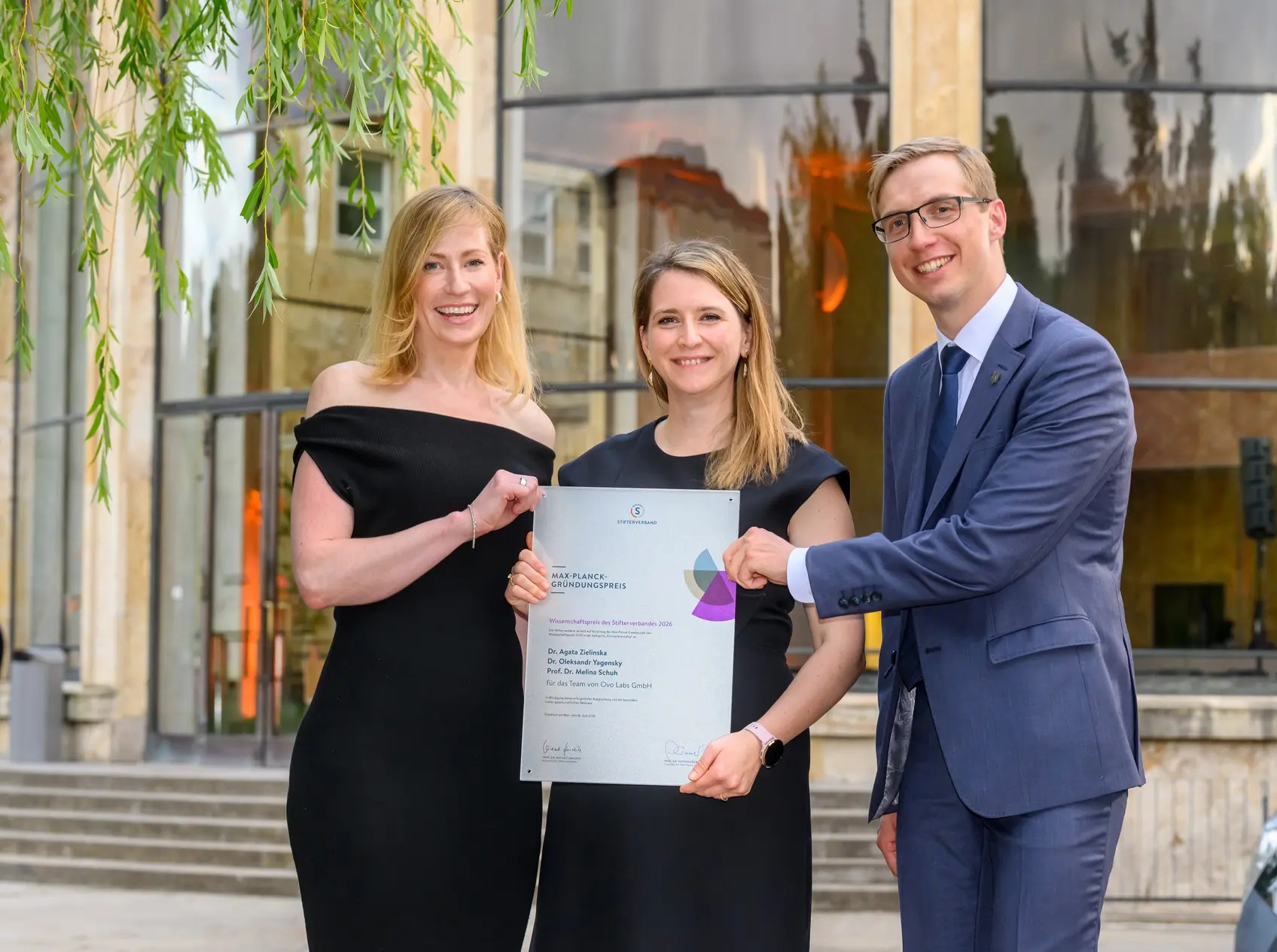 Gründungspower: Das Start-up Ovo Labs wurde am 16. Juni mit dem Max-Planck-Gründungspreis des Stifterverbandes ausgezeichnet. Von links nach rechts:&nbsp; Melina Schuh, Direktorin am Max-Planck-Institut für Mulidisziplinäre Naturwissenschaften, Agata Zielinska und Oleksandr Yagensky.