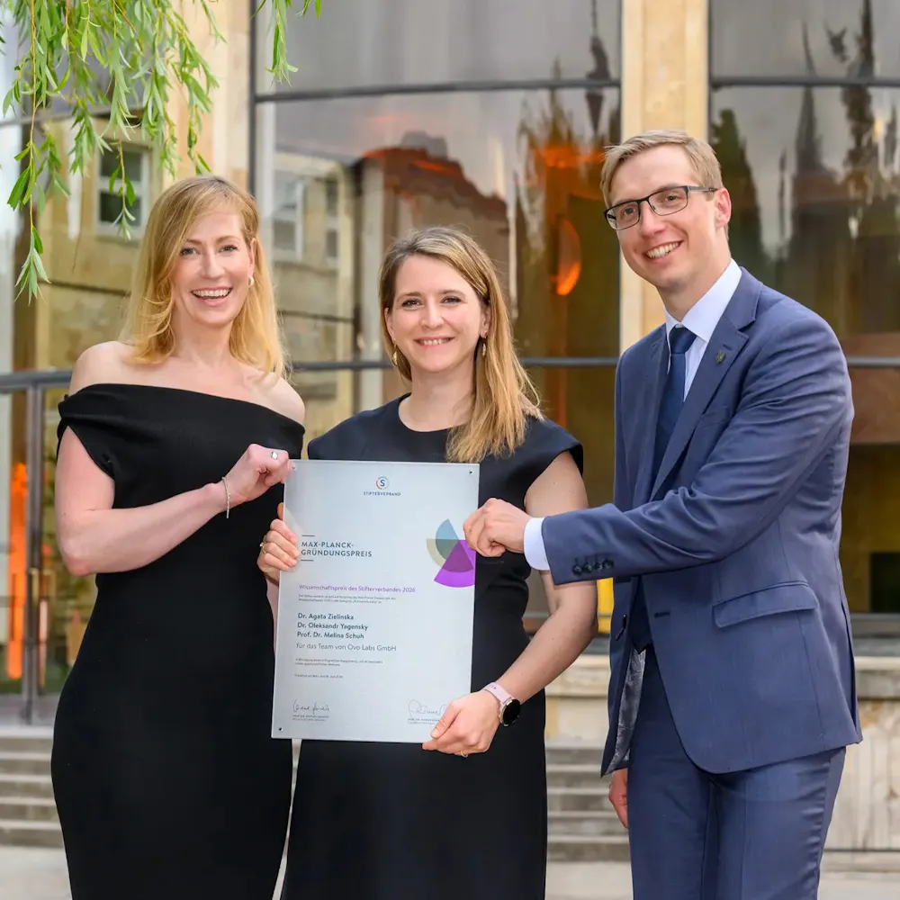 Gründungspower: Das Start-up Ovo Labs wurde am 16. Juni mit dem Max-Planck-Gründungspreis des Stifterverbandes ausgezeichnet. Von links nach rechts: Melina Schuh, Direktorin am Max-Planck-Institut für Mulidisziplinäre Naturwissenschaften, Agata Zielinska und Oleksandr Yagensky. | ©MPG/David Ausserhofer Gründungspower: Das Start-up Ovo Labs wurde am 16. Juni mit dem Max-Planck-Gründungspreis des Stifterverbandes ausgezeichnet. Von links nach rechts: Melina Schuh, Direktorin am Max-Planck-Institut für Mulidisziplinäre Naturwissenschaften, Agata Zielinska und Oleksandr Yagensky.