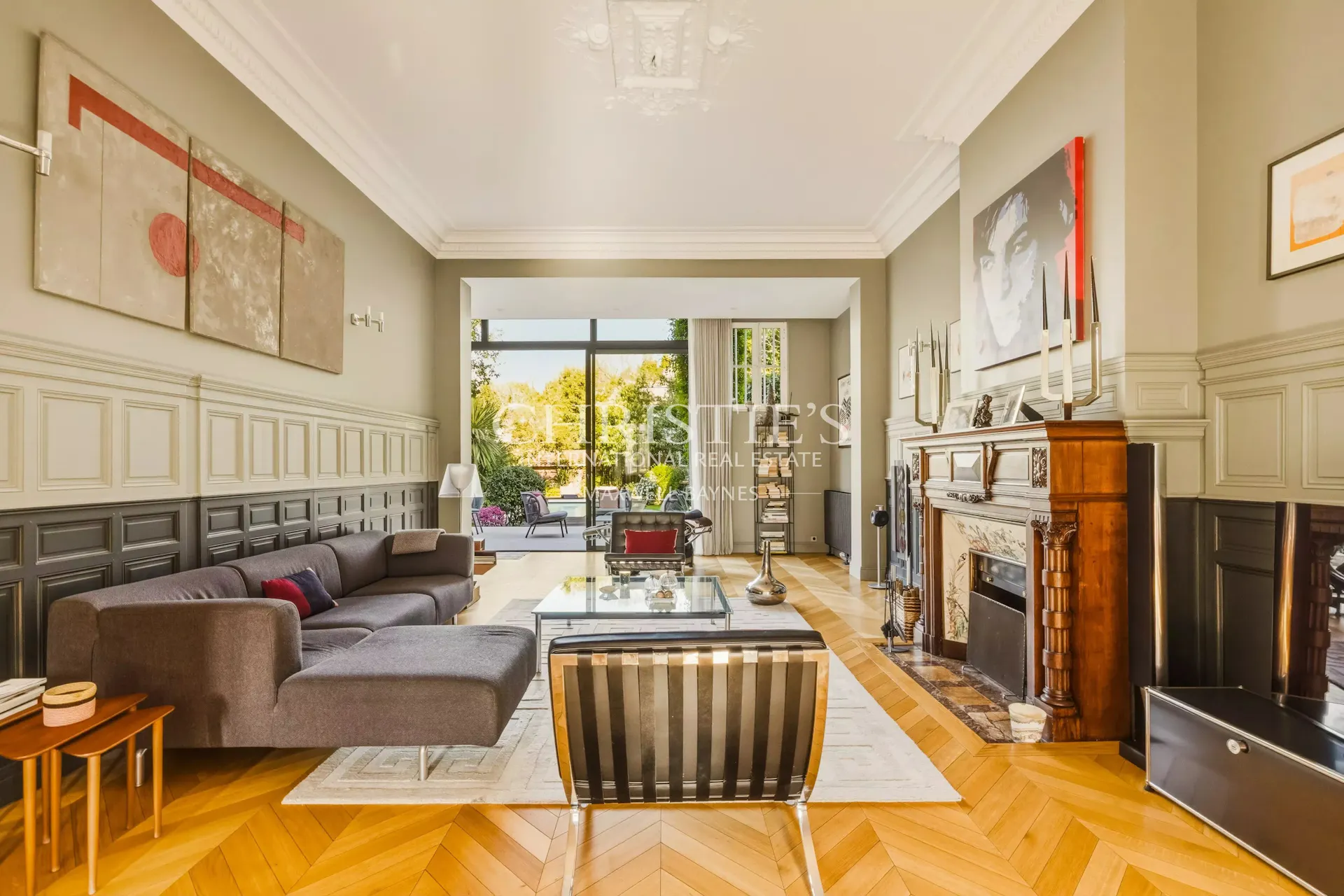 Elegant living room with period features in Bordeaux Labottière