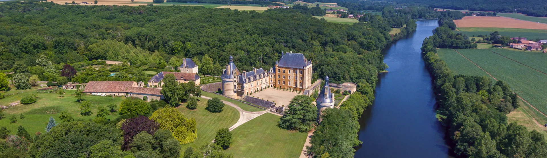 Photo d’un château entouré de forêt.