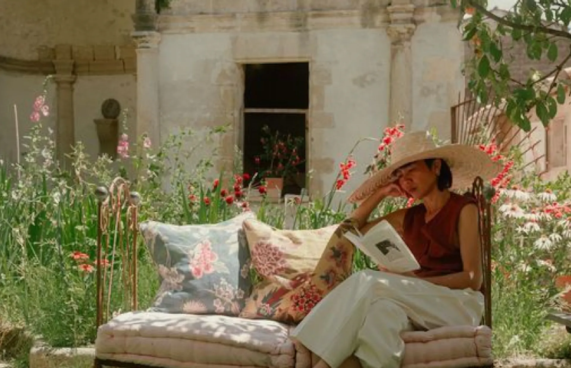 Photo d'une personne lisant un livre.