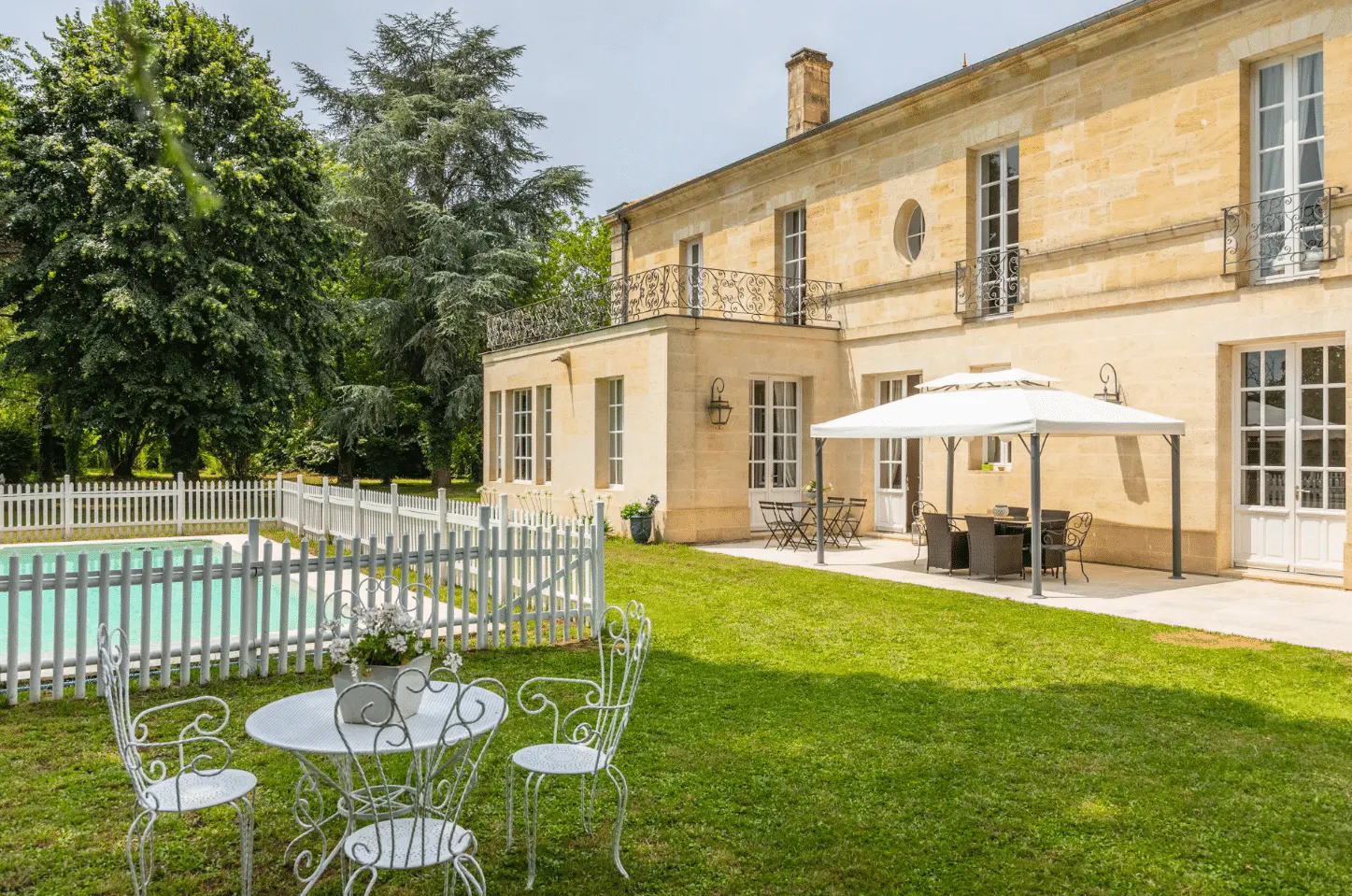 Cambes stone manor near Bordeaux, perfect for American buyers seeking vineyard views, pool, and timeless French elegance
