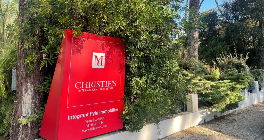 Panneau "Pyla immobilier" et Christie's