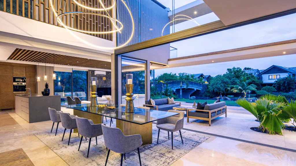Vue intérieur d'une villa haut de gamme le soir