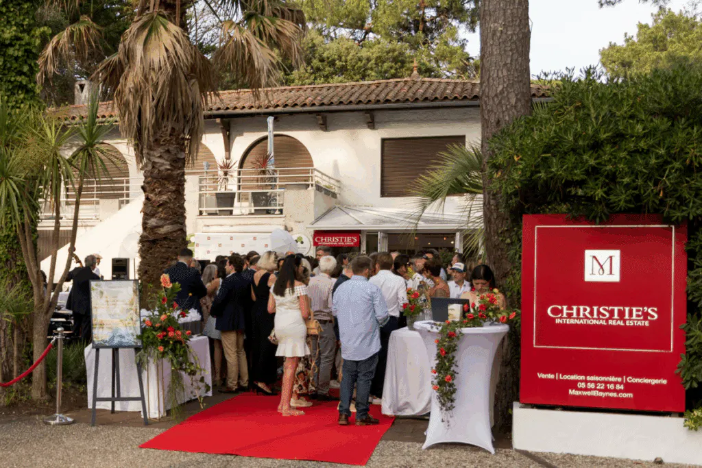 Entrée de l'agence du Pyla, avec Ferrari