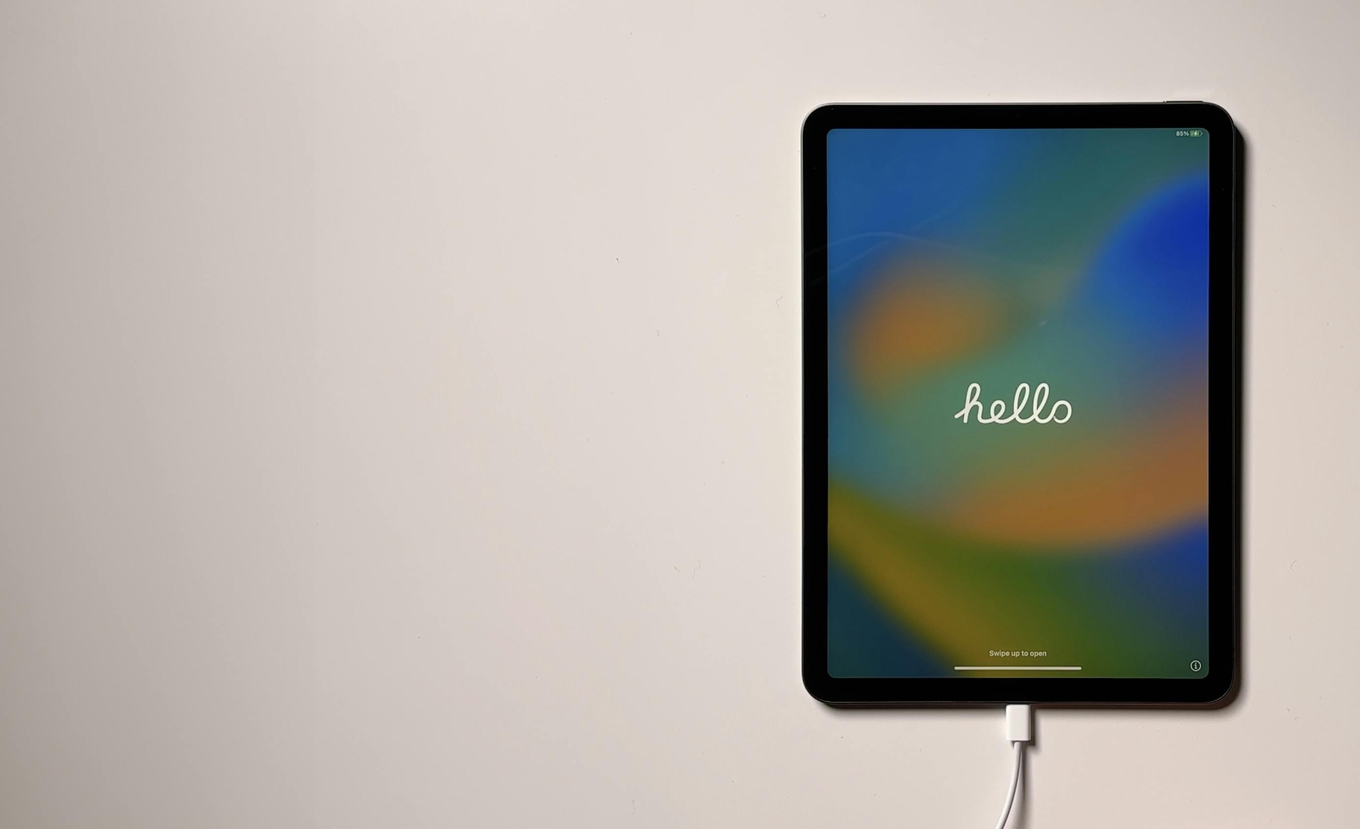 iPad mit "hello" Bildschirm
