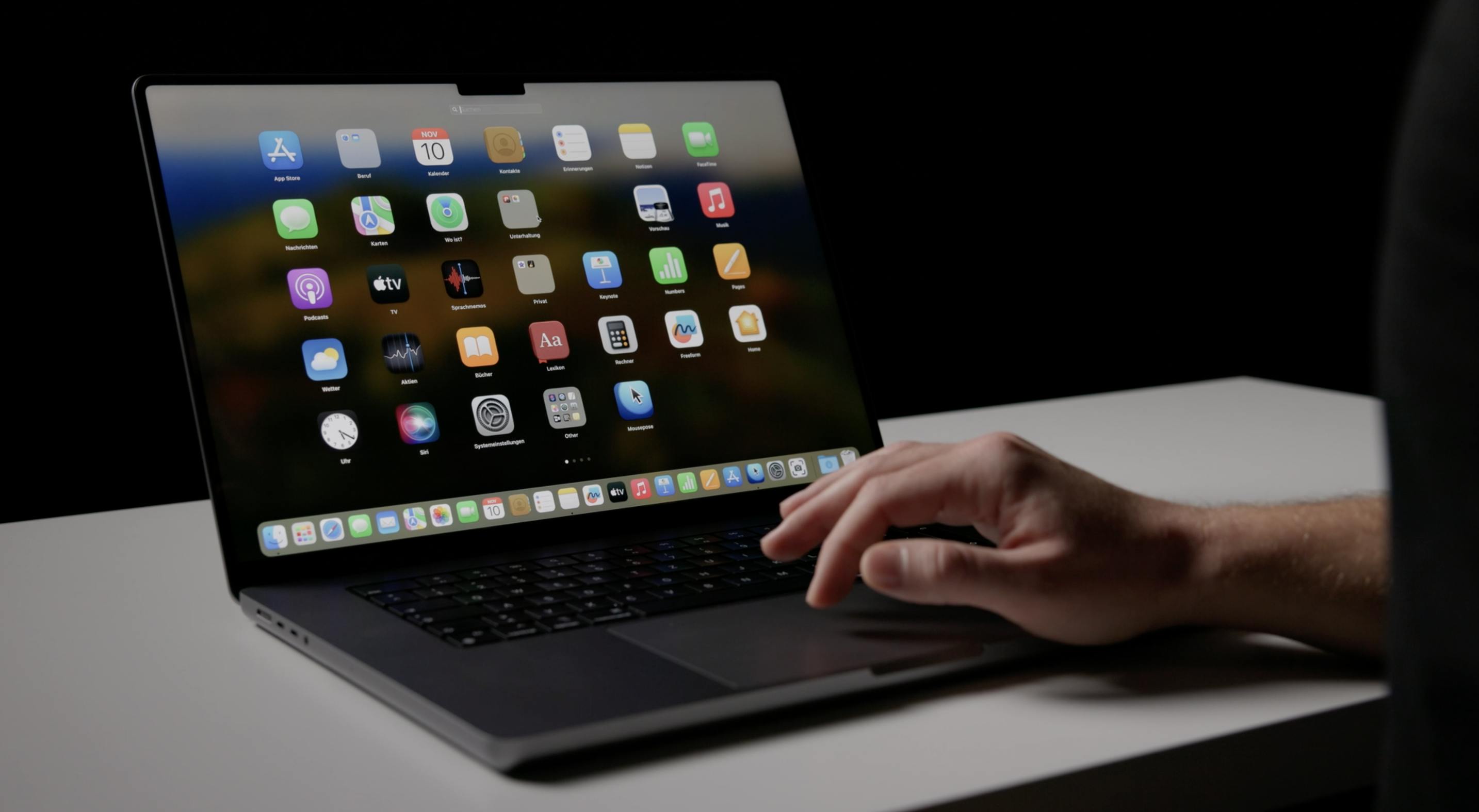 Person nutzt Macbook