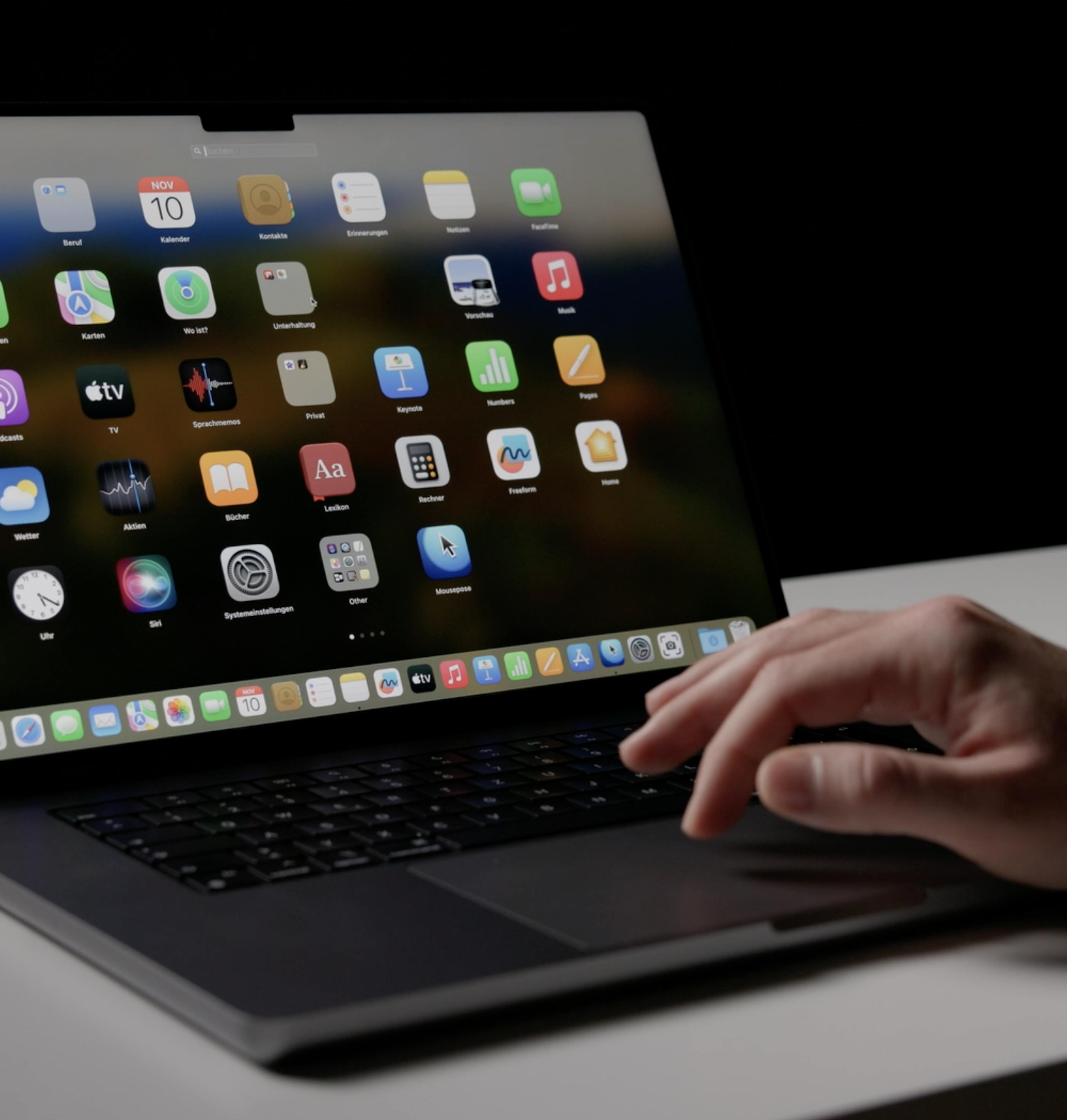 Person nutzt Macbook