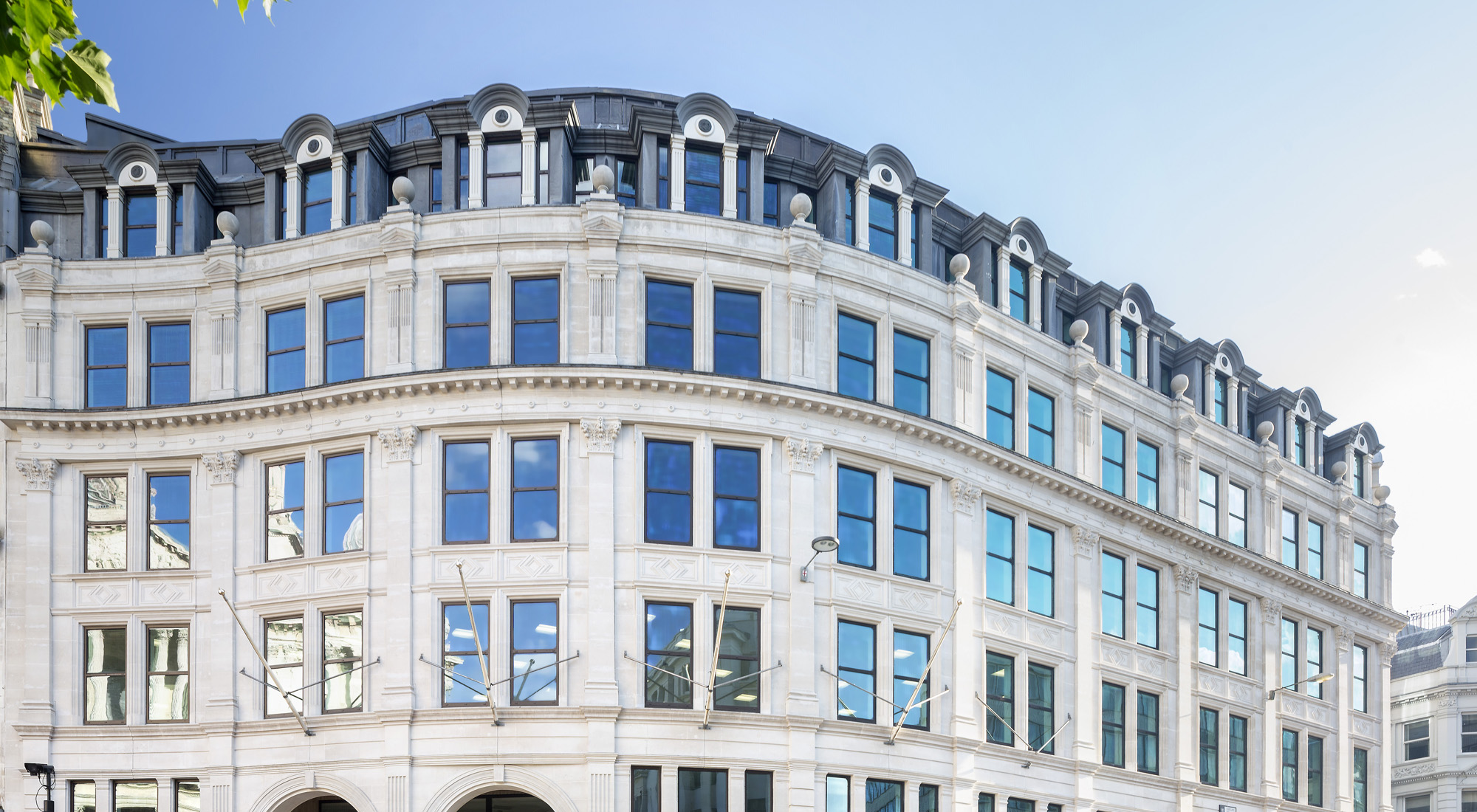 McLaren 1 St Pauls Churchyard