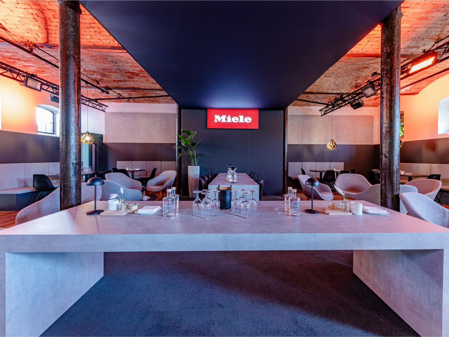 Separate Sitzzonen sorgen bei dem Messestand Design für viel menschlichen Austausch.