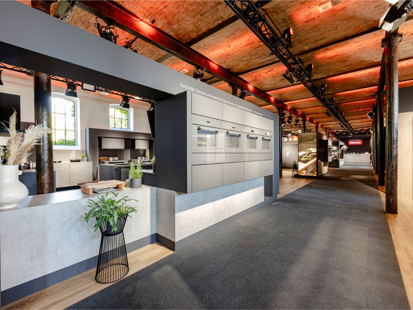 Der hochwertige Messestand für die MOW hatte große Produktdisplays.