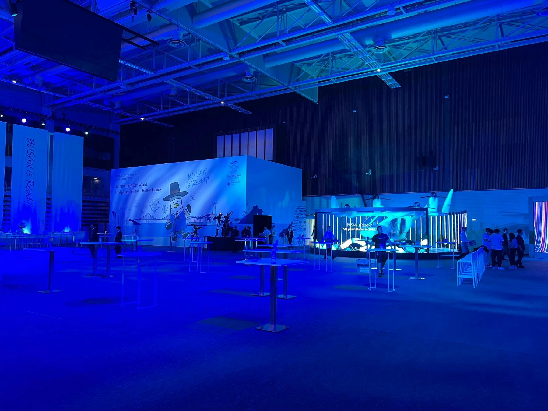 Die Halle der World Expo Busan 2030 in Paris hat eine große Leinwand und mehrere Ausstellungen zur Zukunft.
