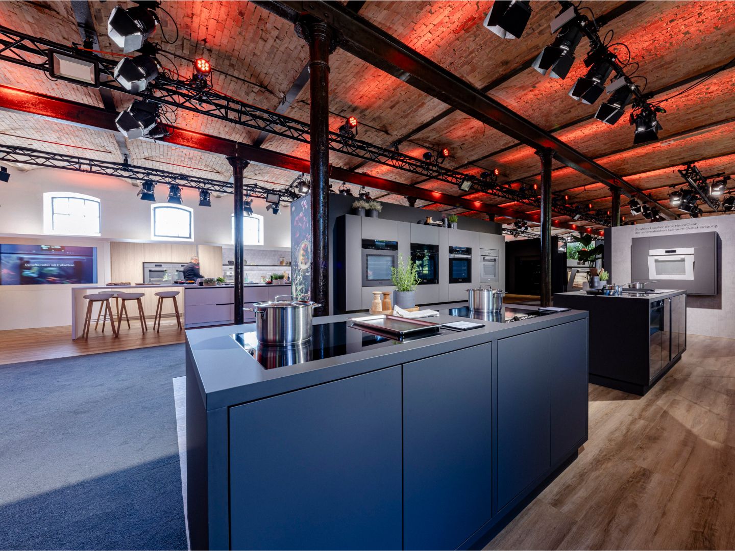 Das Ambiente des Messestandes ist sehr angenehm.