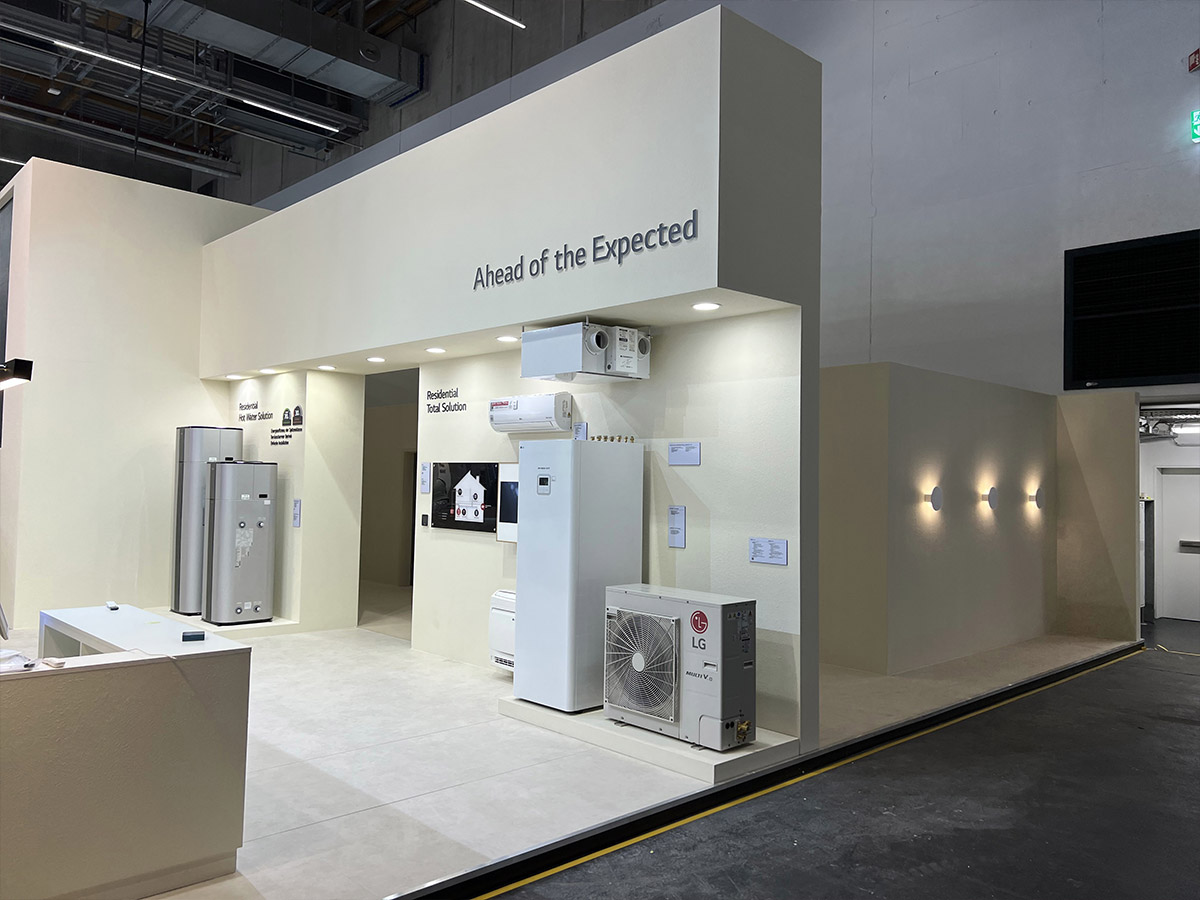 Durch indirekte Beleuchtung hat der MDL expo Messestand einen besonders einladendes Raumgefühl.