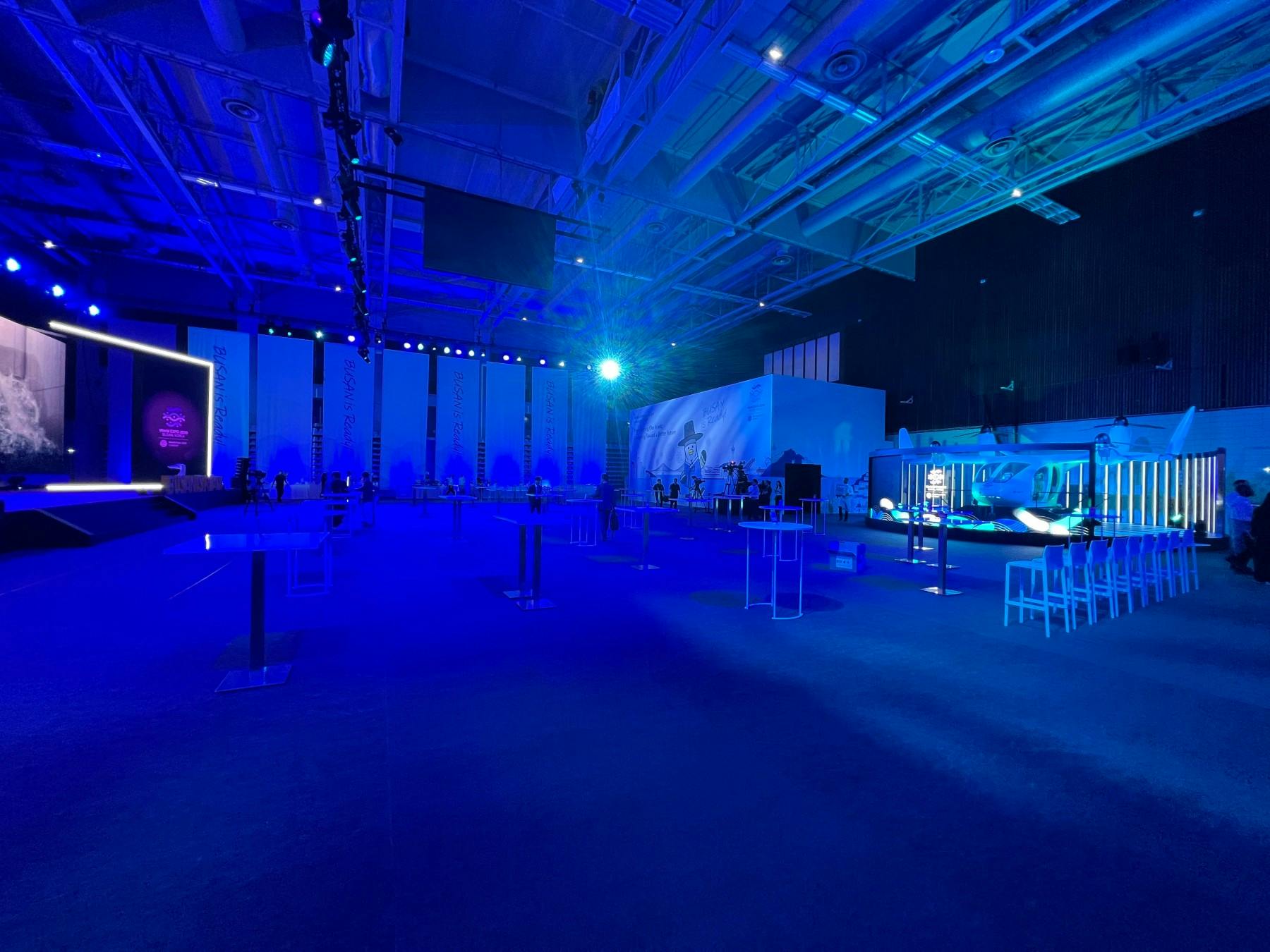 Der Innenraum des Messestandes ist von MDL expo komplett blau ausgeleuchtet worden.