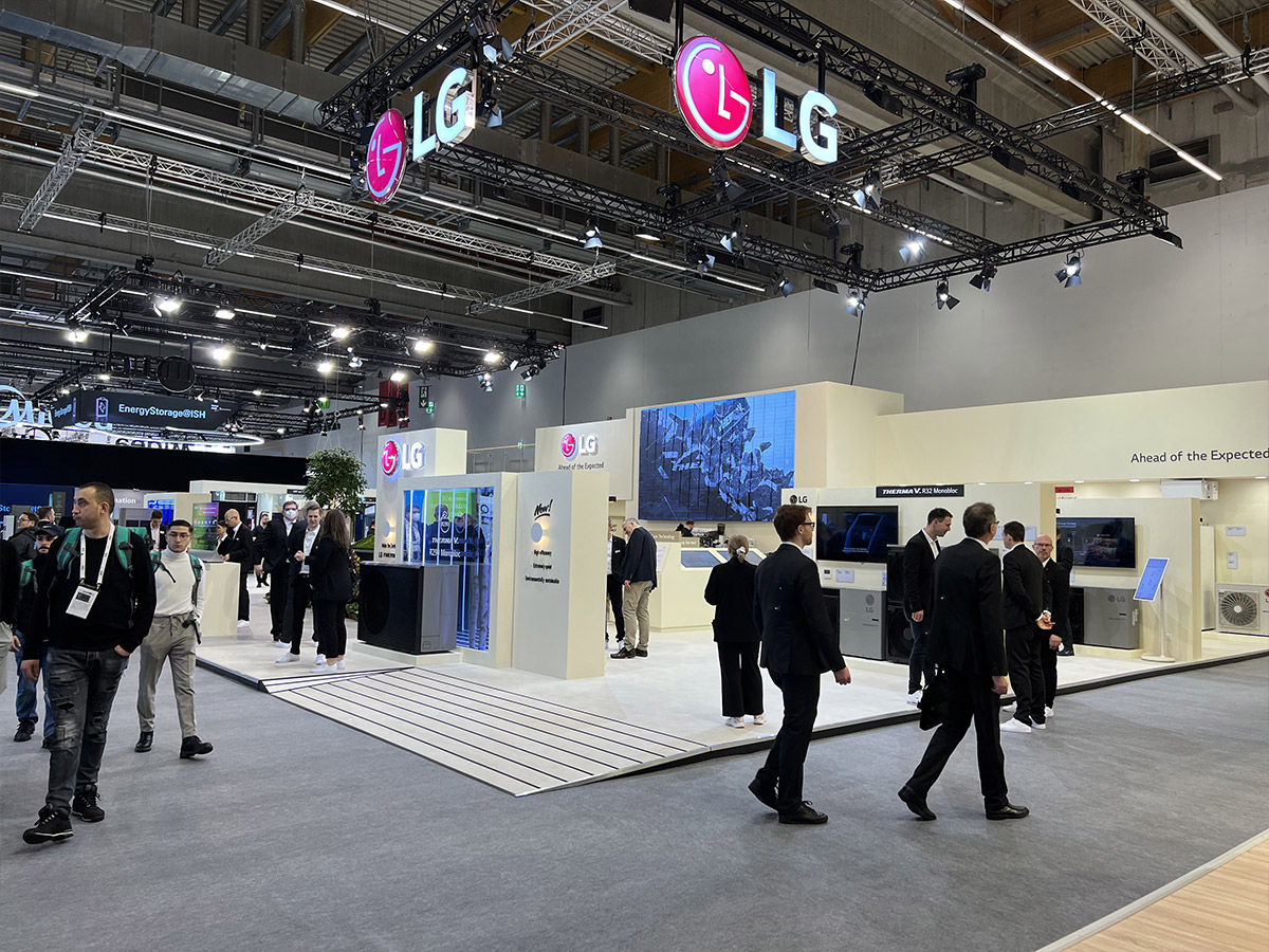 Frontansicht des LG Messestand auf der ISH 2023, der von MDL expo gebaut wurde.
